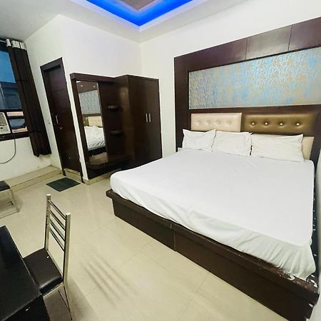 Premium Boston Rooms Family Hotel Агра Экстерьер фото